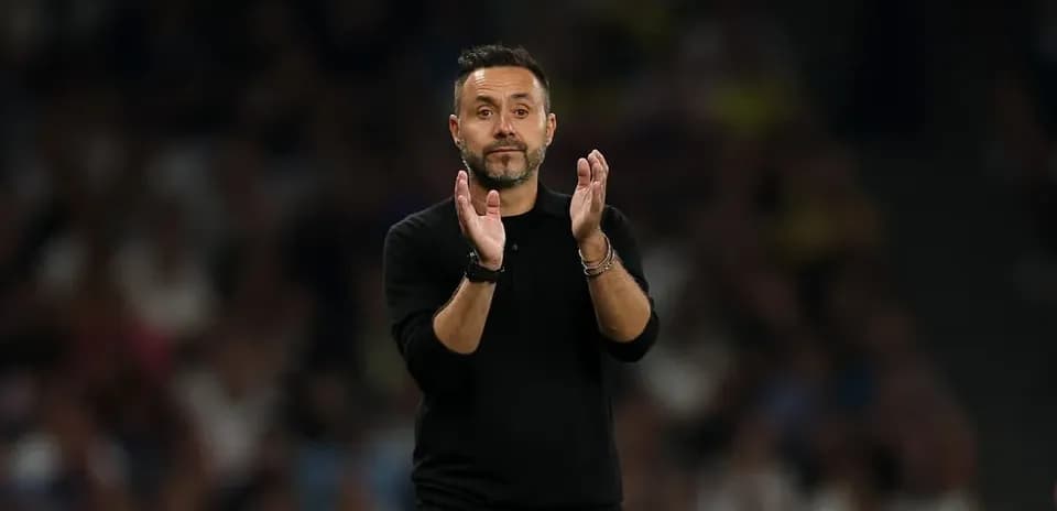 Entrenador aplaudiendo desde la línea de banda