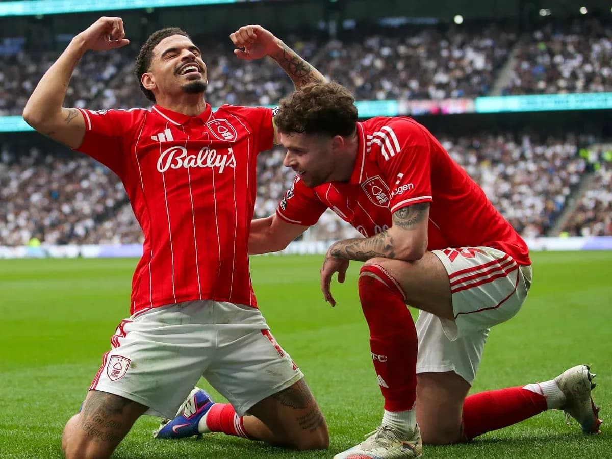 Jugadores de Nottingham Forest celebrando un gol