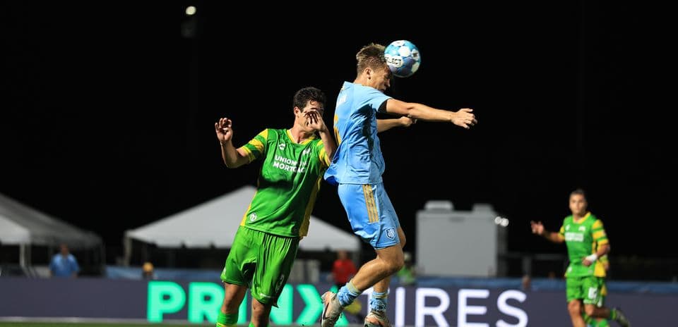 Jugador de JAX saltando para cabecear el balón