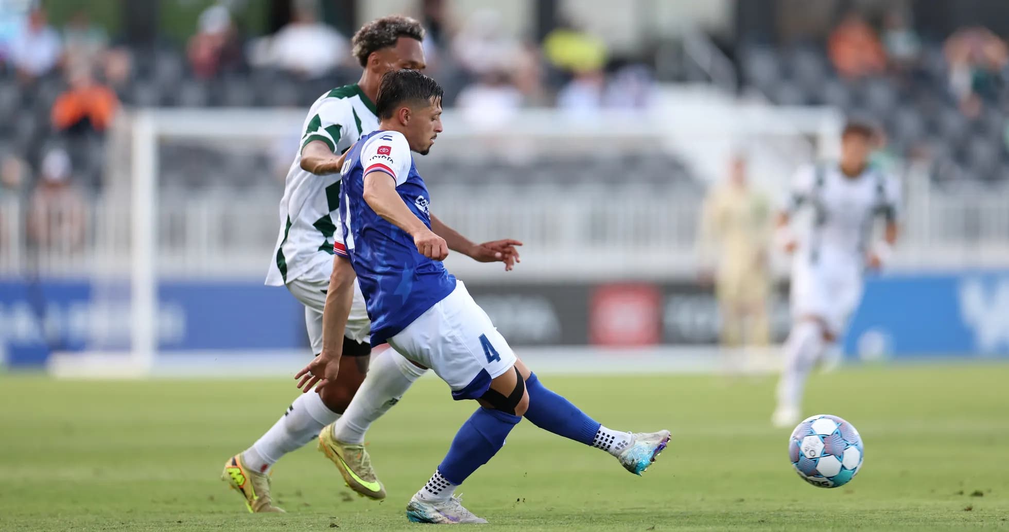 Jugador de Lexington pateando el balón en el partido