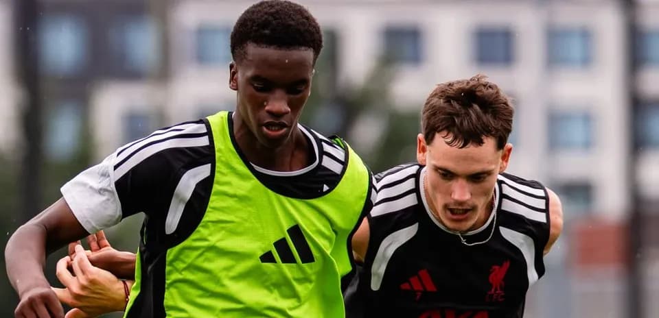 Jugadores compitiendo en un entrenamiento de fútbol