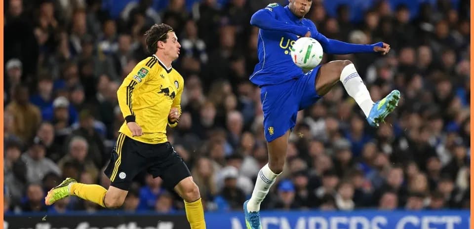 Jugador de equipo azul controla el balón en el aire