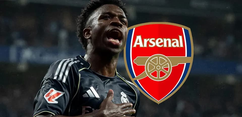 Jugador celebrando un gol con el escudo del Arsenal