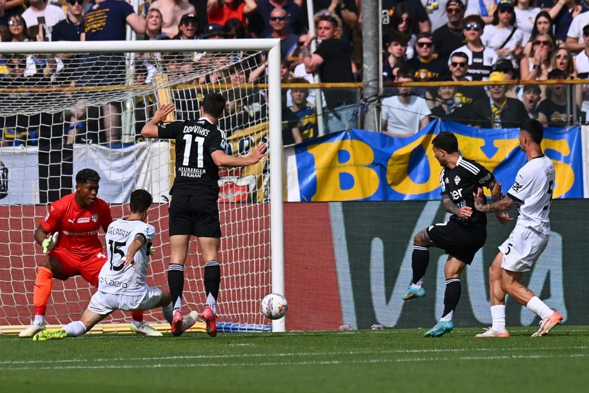 Jugadores de Como y Parma en acción