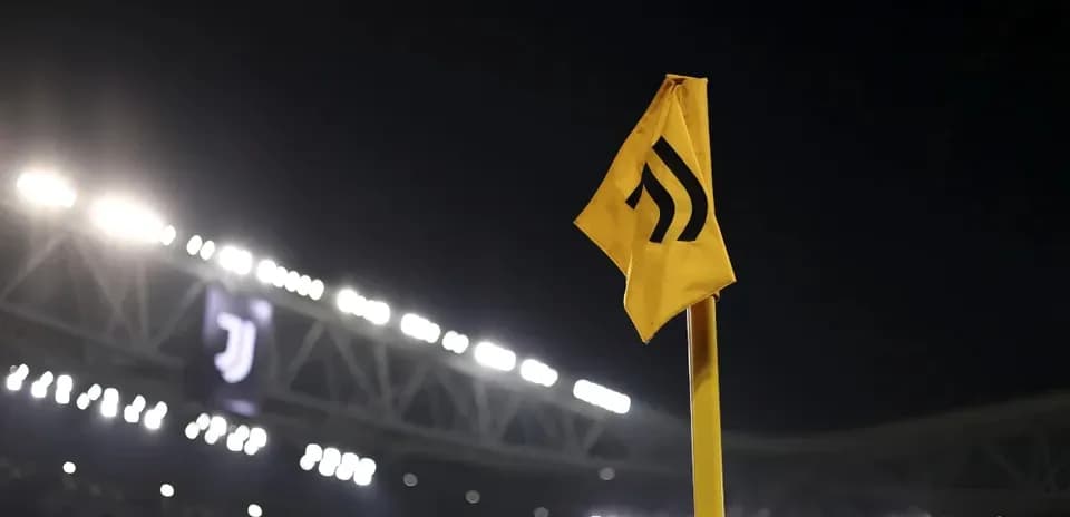 Bandera amarilla de córner en el estadio de Juventus
