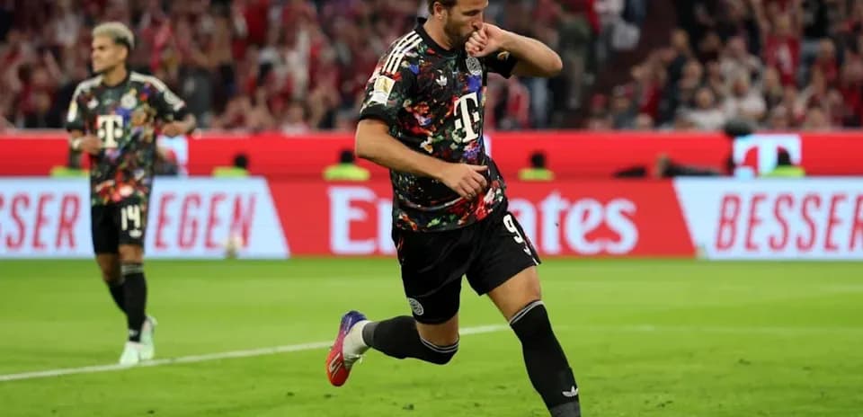 Jugador festejando un gol en el campo