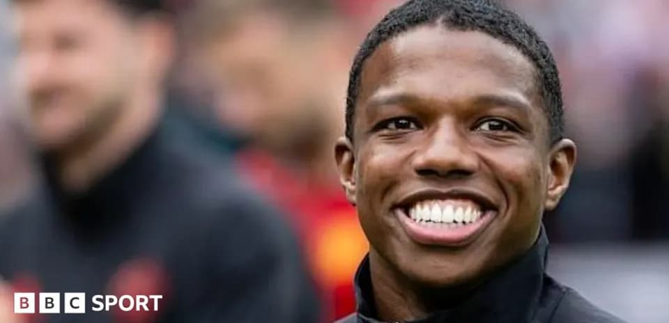 Jugador sonriendo antes del partido en el estadio