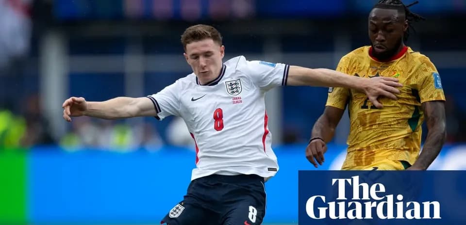 Jugador inglés desafiando a oponente en el partido