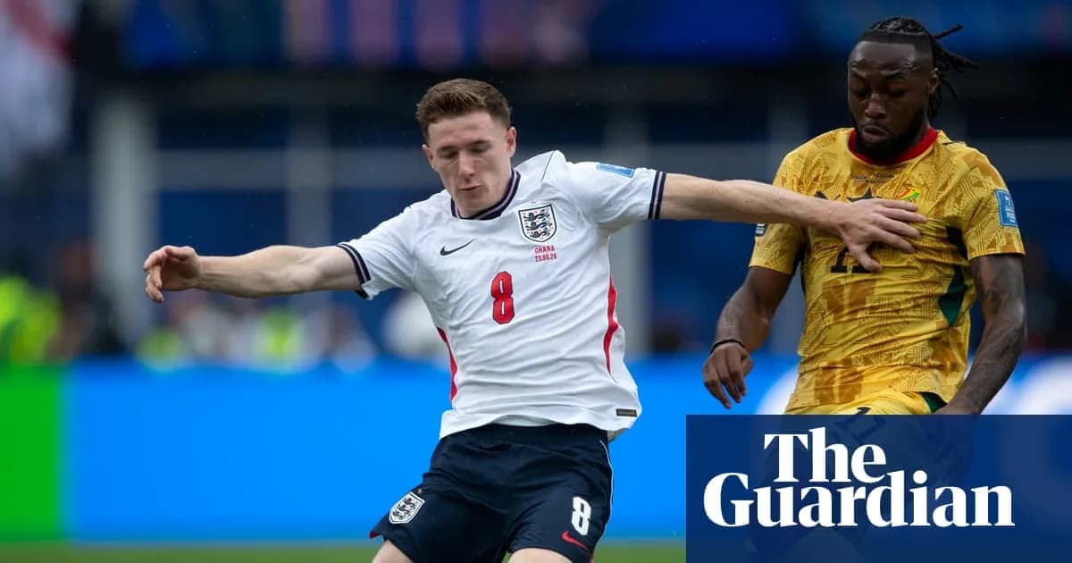 Jugador inglés desafiando a oponente en el partido
