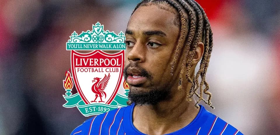 Jugador de Liverpool con camiseta azul y trenzas