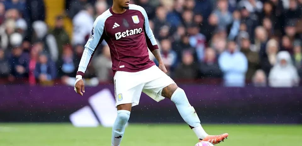 Jugador de Aston Villa controlando el balón en el campo