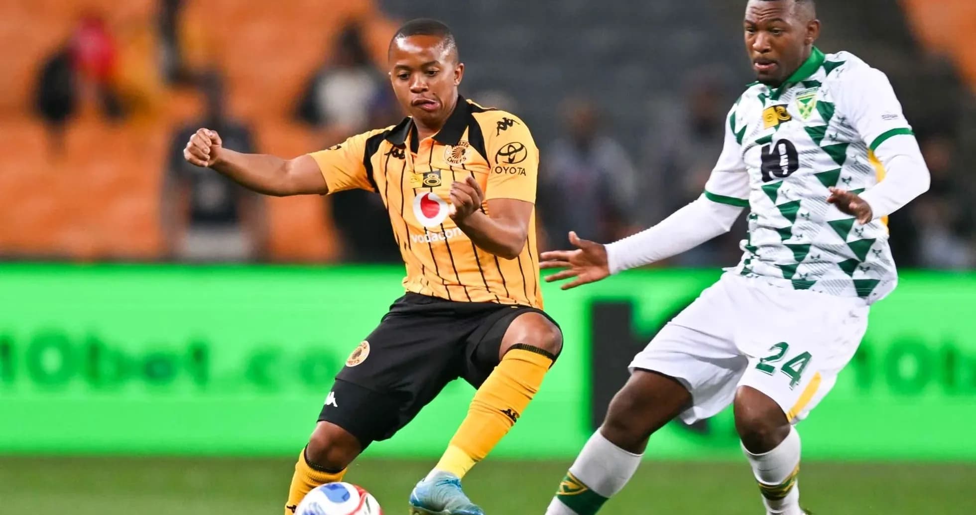 Jugadores de Kaizer Chiefs y AmaZulu compitiendo por el balón