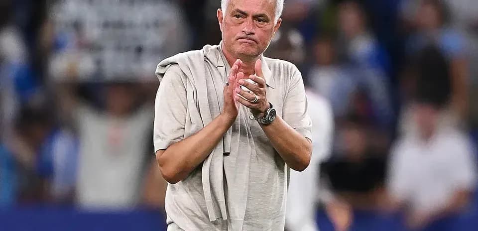Entrenador aplaudiendo tras el partido