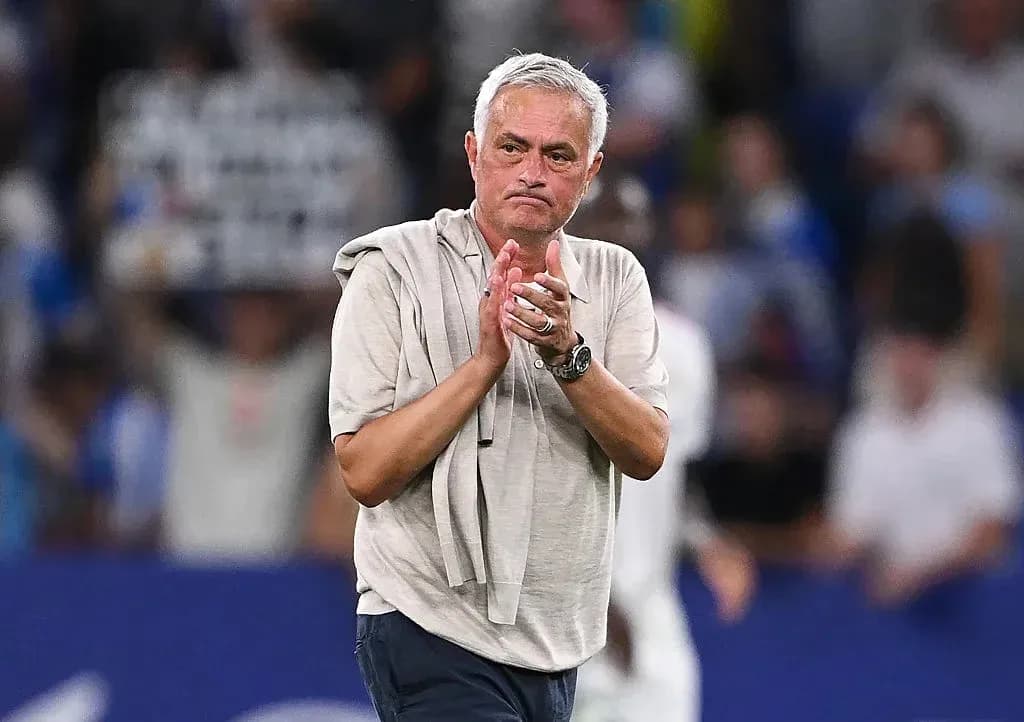 Entrenador aplaudiendo tras el partido