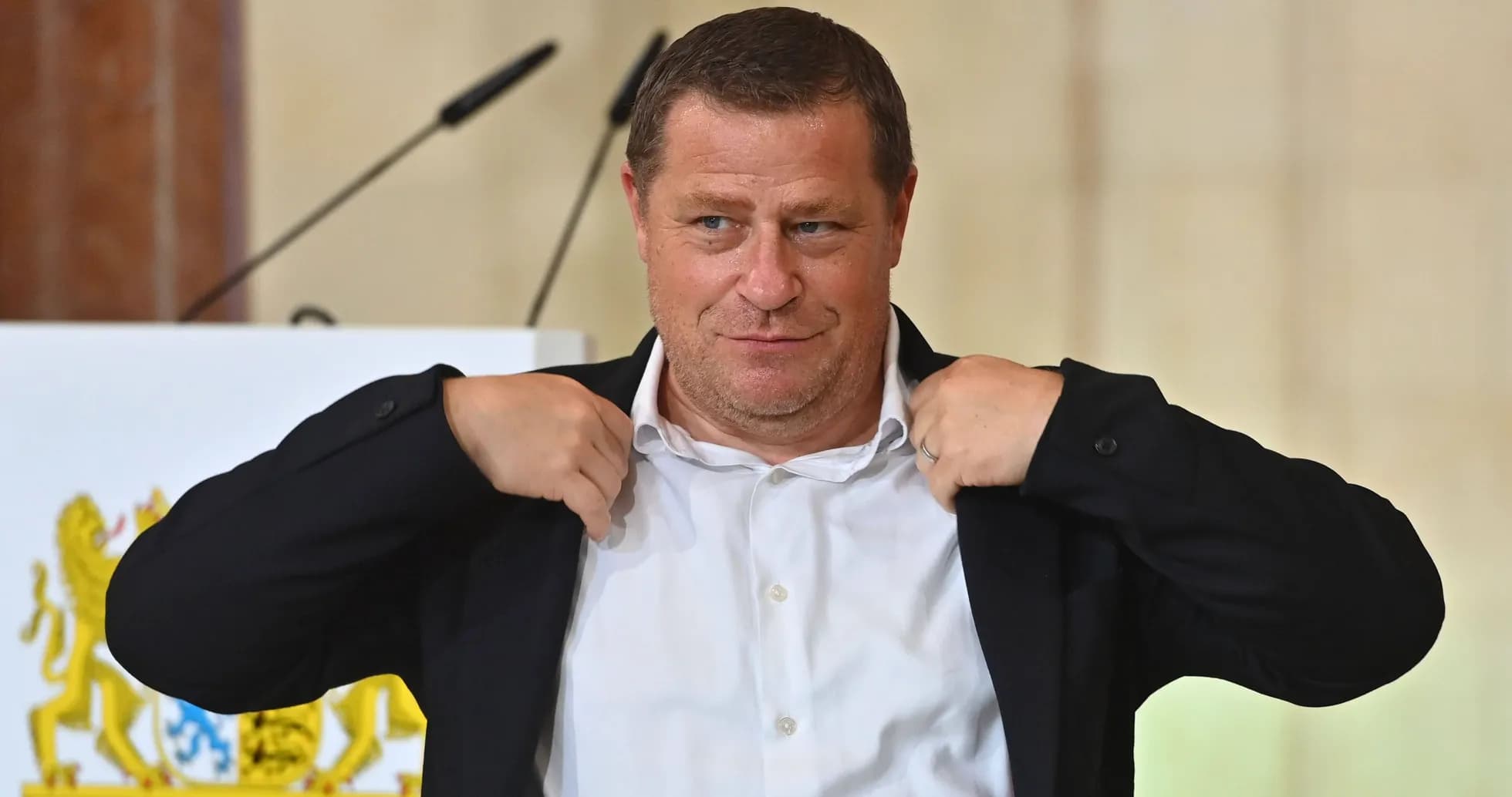 Hombre ajustando su chaqueta en evento