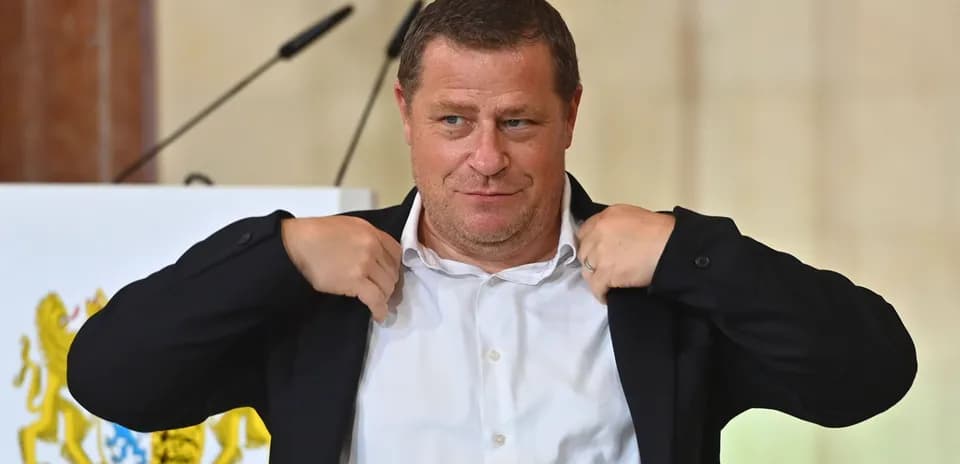 Hombre ajustando su chaqueta en evento