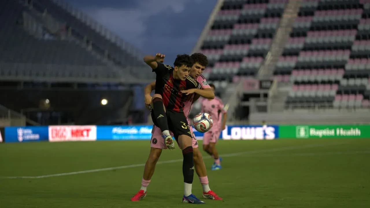 Jugadores de Atlanta United II e Inter Miami II en acción