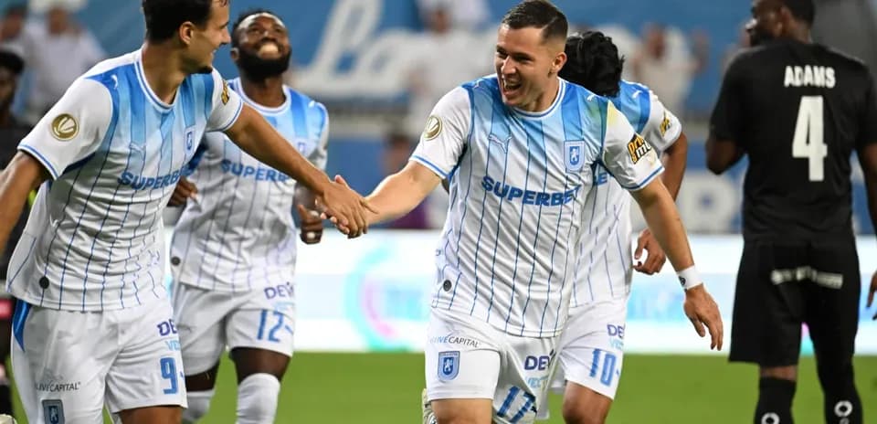Jugadores de Universitatea Craiova celebrando un gol