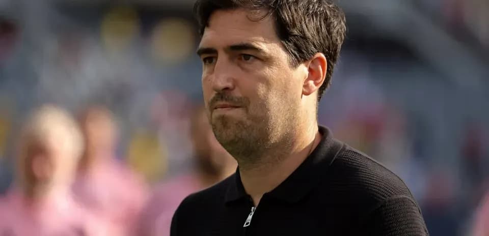 Entrenador observando el partido desde la línea de banda