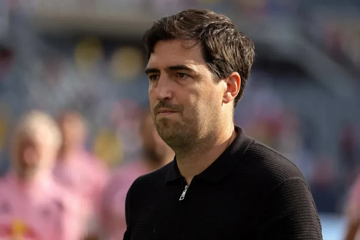 Entrenador observando el partido desde la línea de banda