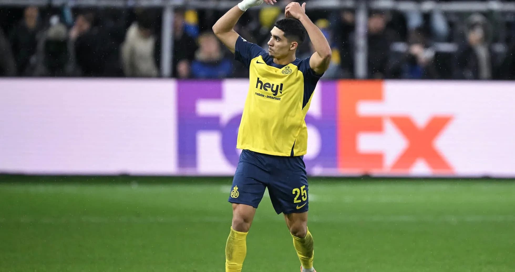 Jugador levantando los brazos en el campo de juego
