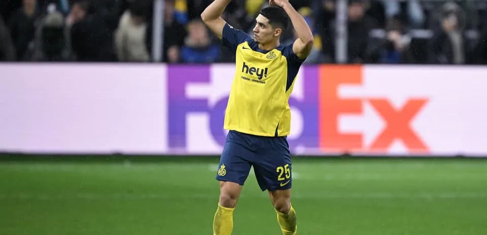 Jugador levantando los brazos en el campo de juego
