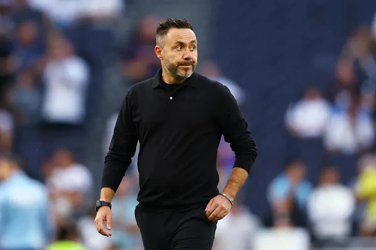 Entrenador caminando por la línea de banda