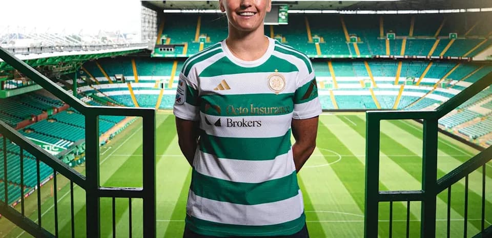 Jugadora posando en el estadio de Celtic