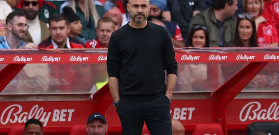Entrenador en la línea de banda durante el partido