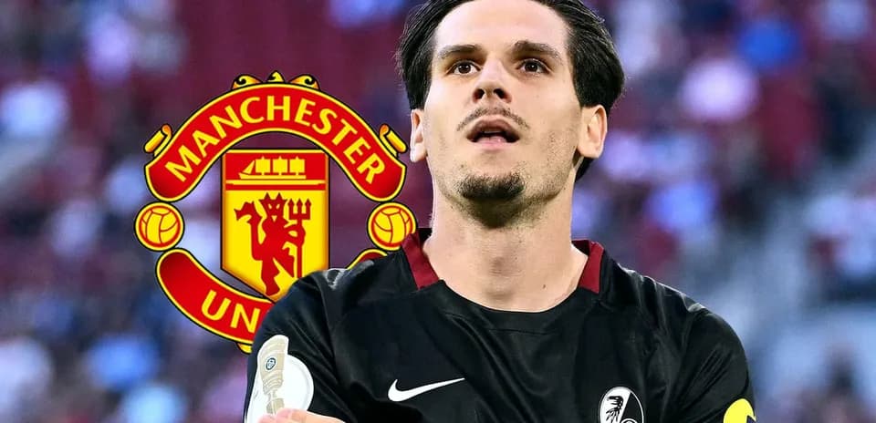 Jugador de fútbol con uniforme de Freiburg y logo de Manchester United