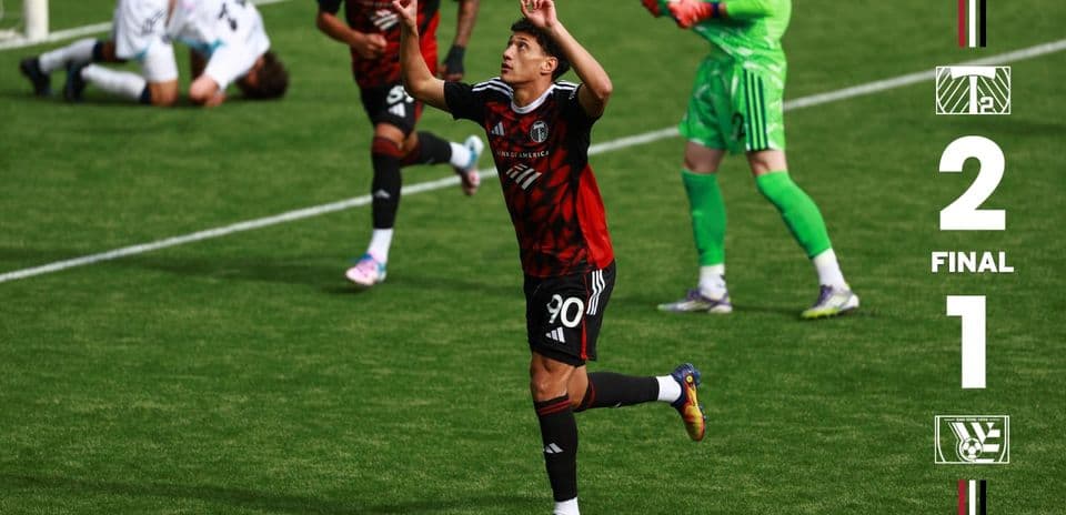 Jugador celebra gol en partido de fútbol