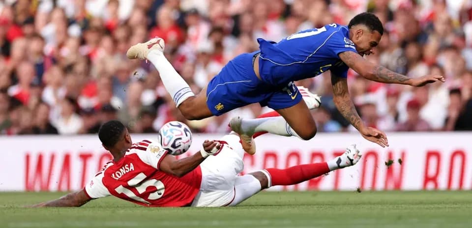 Jugador de Arsenal cae tras choque con rival