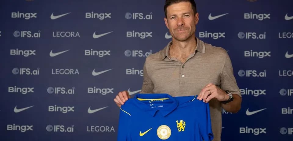 Entrenador sosteniendo camiseta de Chelsea FC en presentación