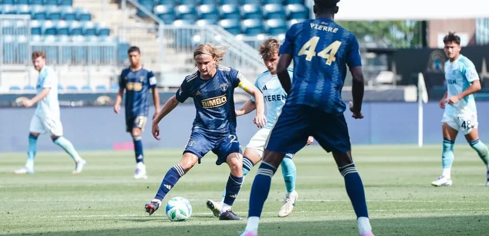 Jugador de Philadelphia Union II driblando en el partido