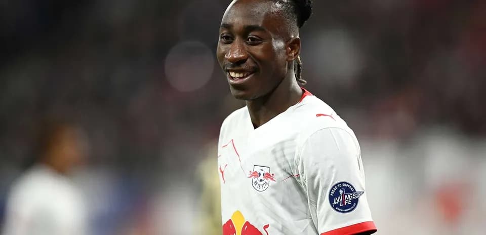 Jugador de RB Leipzig sonriendo en el campo