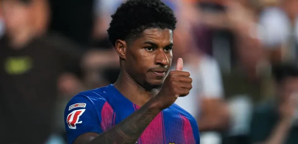 Jugador del Barcelona mostrando un pulgar arriba