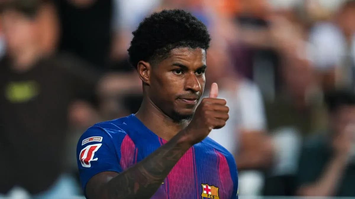 Jugador del Barcelona mostrando un pulgar arriba