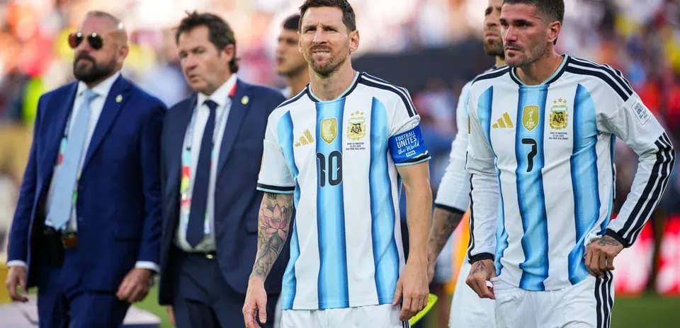 Lionel Messi y compañeros saliendo del campo tras partido