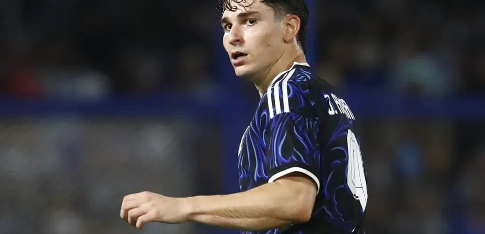 Jugador en acción durante un partido de fútbol