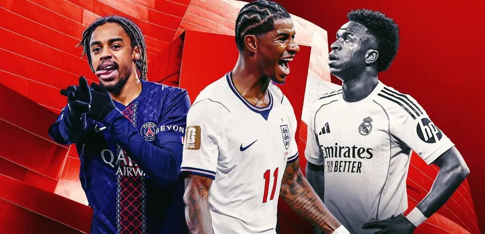 Tres jugadores de fútbol posando en fondo rojo