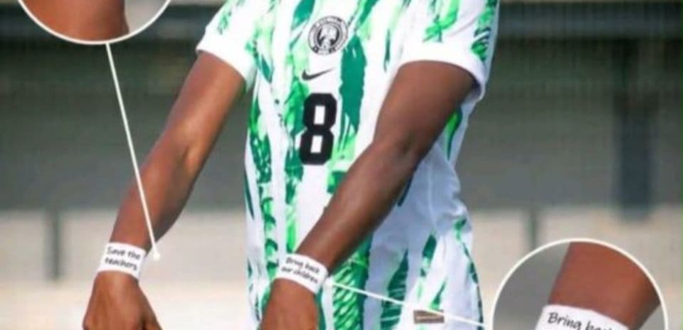 Jugadora de fútbol con brazaletes de protesta