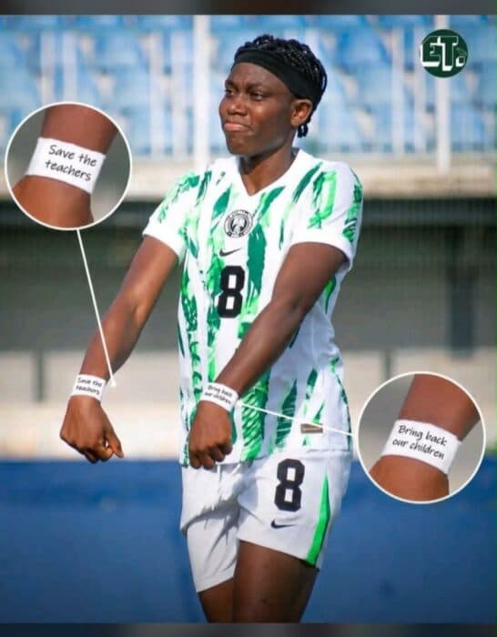 Jugadora de fútbol con brazaletes de protesta