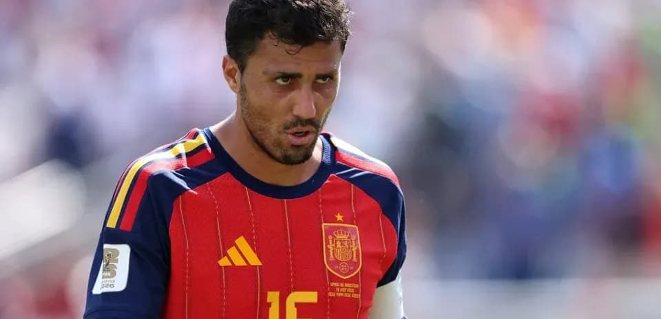 Jugador de España con camiseta roja en el campo
