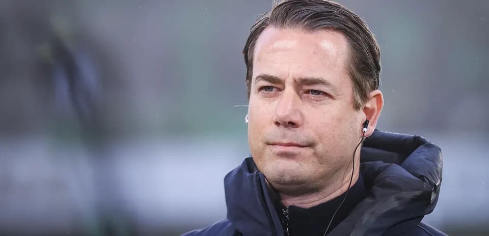 Entrenador en la cancha con auriculares puestos