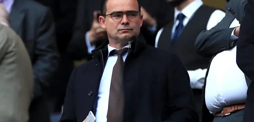 Hombre con gafas en tribuna durante un evento deportivo