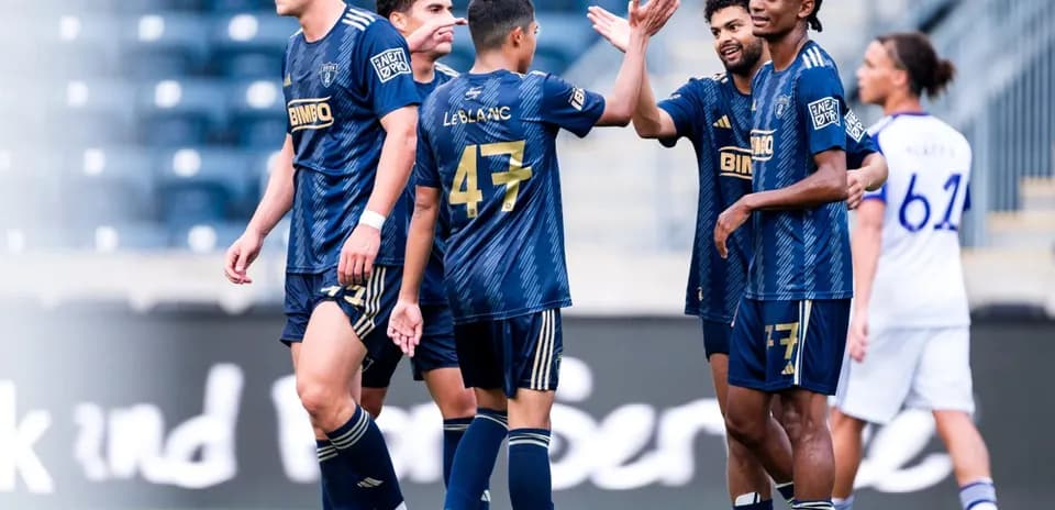 Jugadores celebrando un gol en el partido