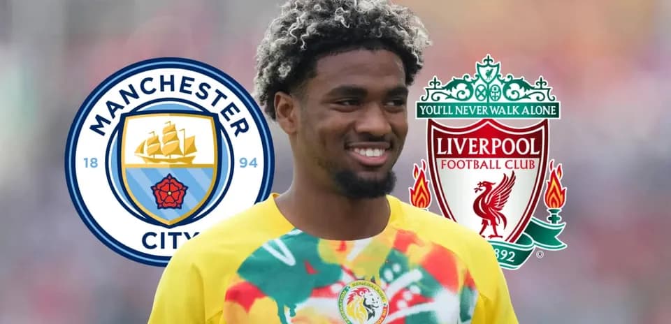 Jugador sonriendo con logos de Manchester City y Liverpool