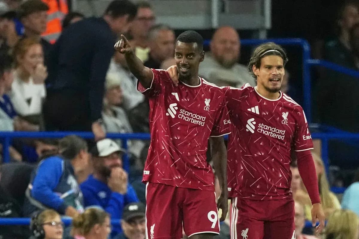 Jugadores de Liverpool celebrando un gol juntos