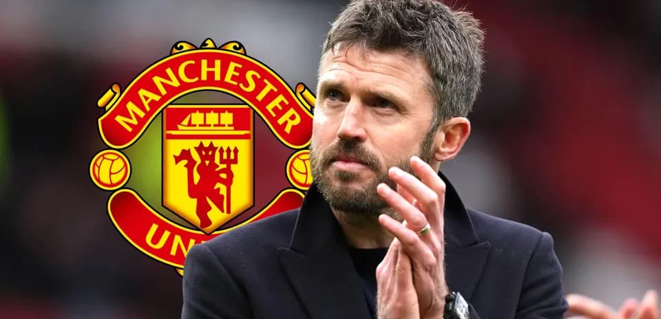Entrenador aplaudiendo con logo de Manchester United detrás