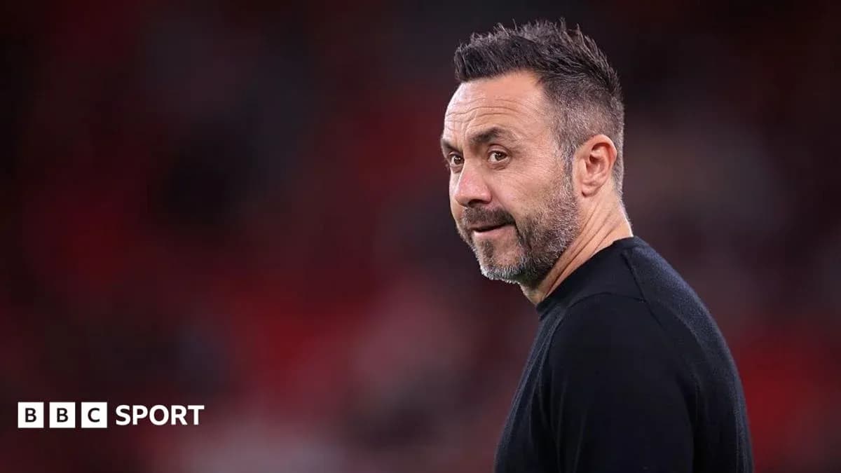 Entrenador observando el partido desde la línea lateral